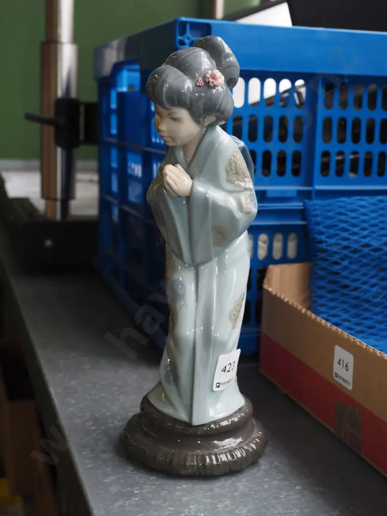 Lladro figurine - girl in kimono - missing some flowers to hair H270 Image 1++