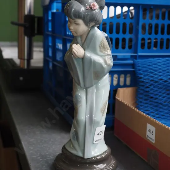 Lladro figurine - girl in kimono - missing some flowers to hair H270