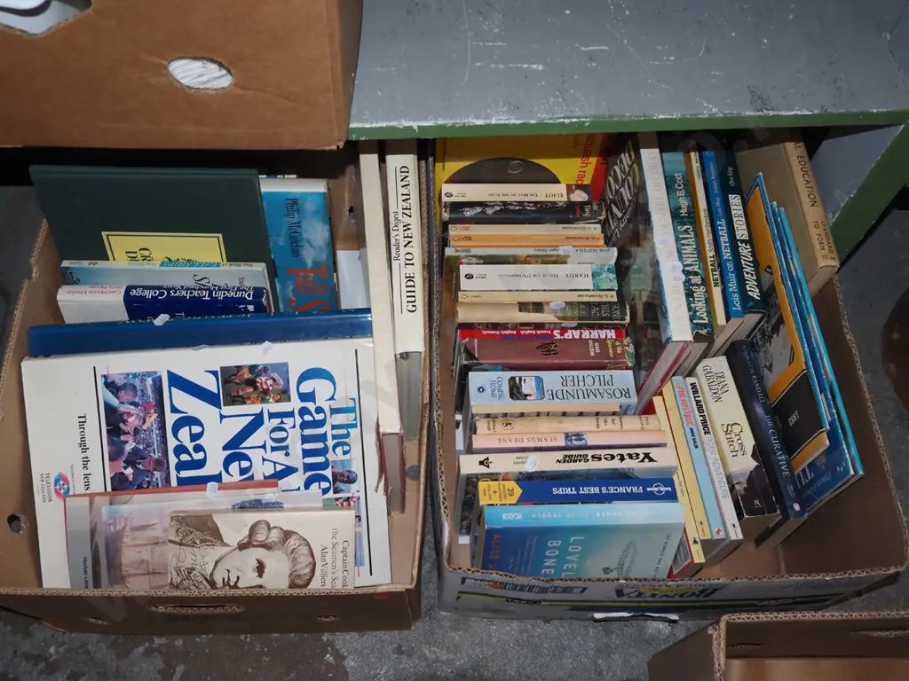 2x boxes; books - orange dots Image 1++