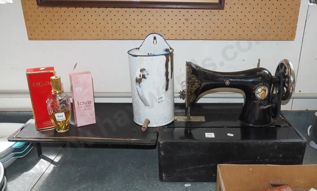 vintage Tailor Bird sewing machine Image 1++