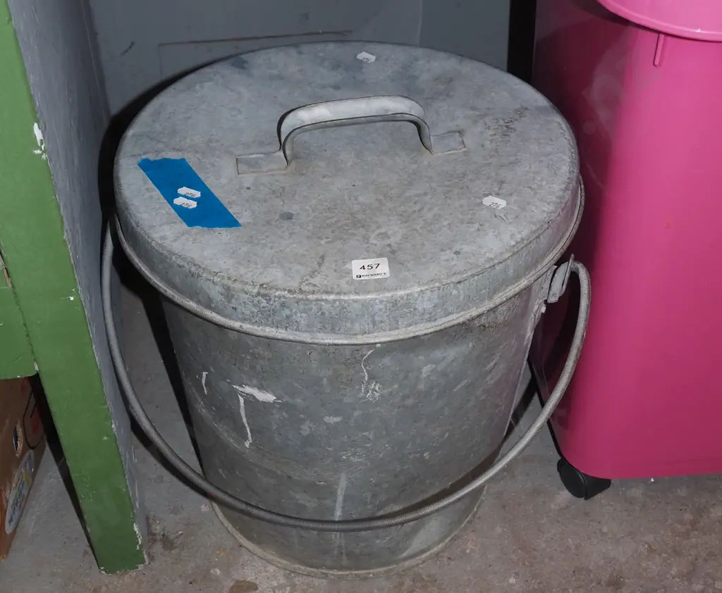 galvanised lidded ash can Image 1++