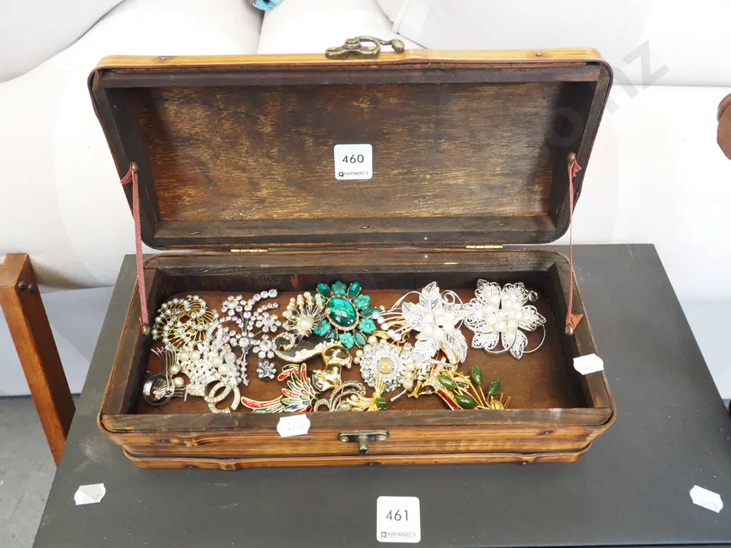 wooden leaf themed jewellery box and costume brooches Image 1++