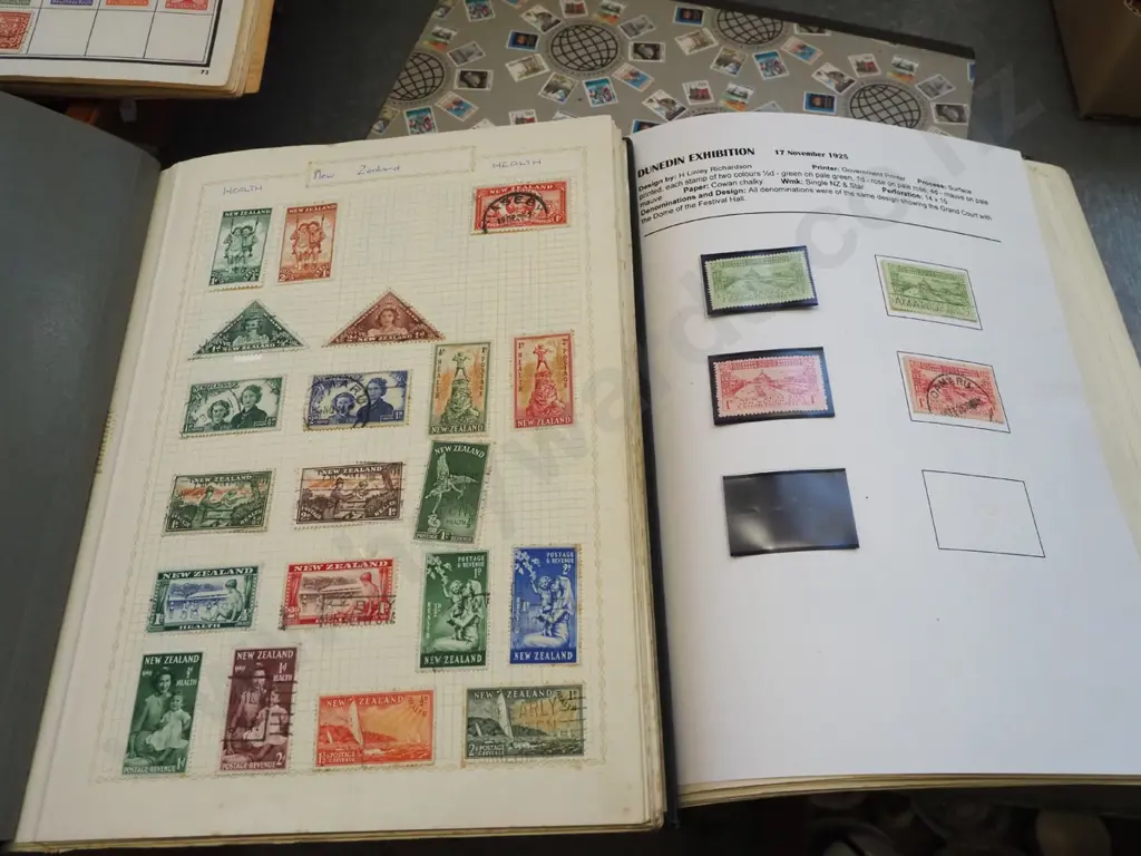 4x stamp albums Image 1++