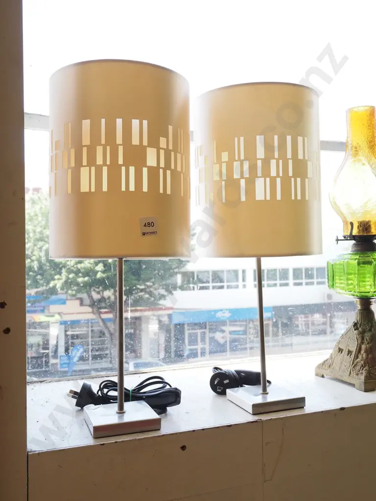 2x modern bedside lamps H480 Image 1++