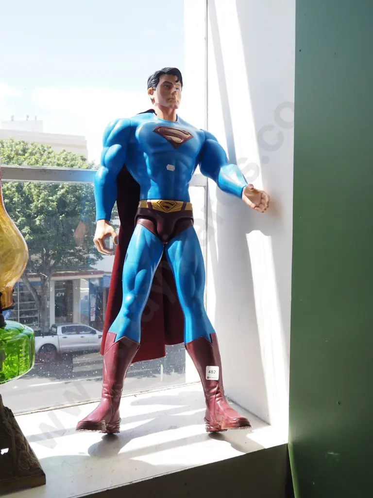 large Superman action figurine H750 Image 1++