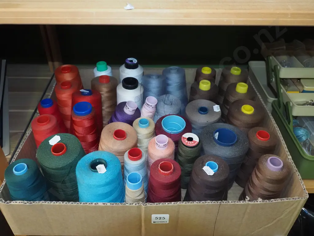 box; sewing threads Image 1++