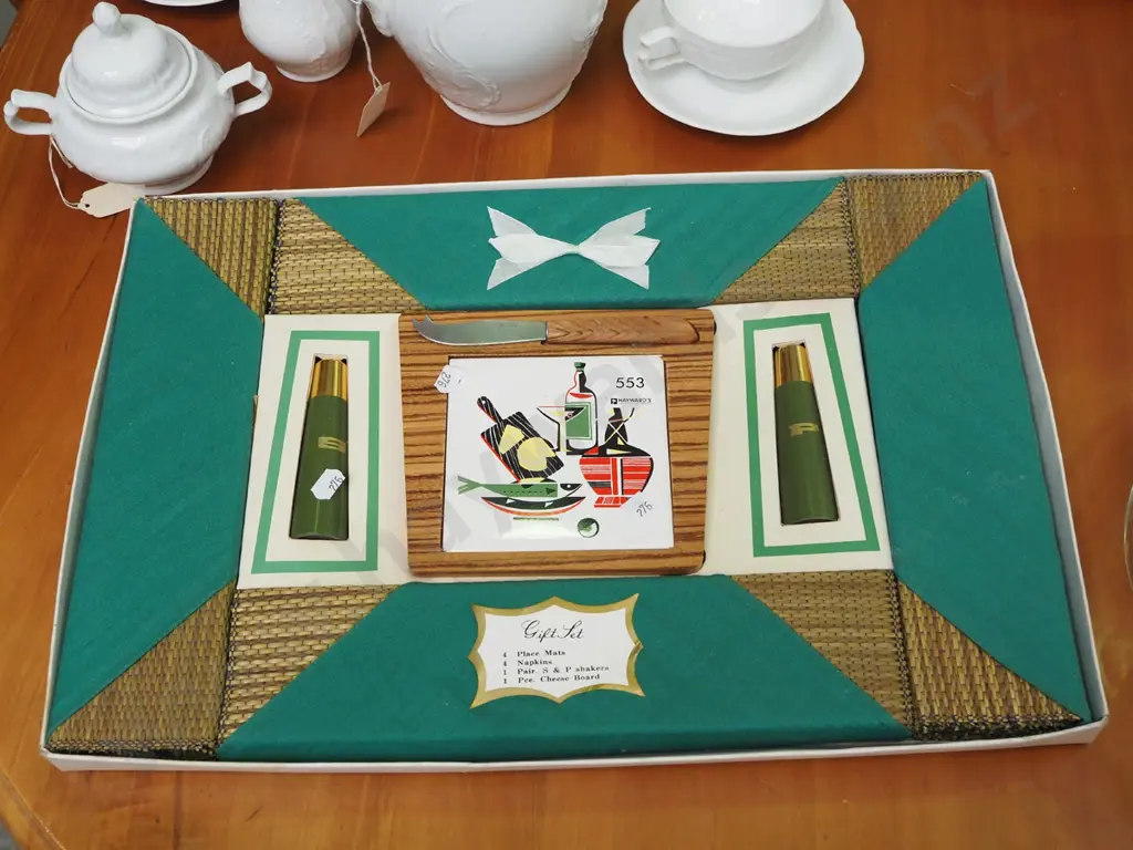 box; napkins, placemat, cheese board etc Image 1++