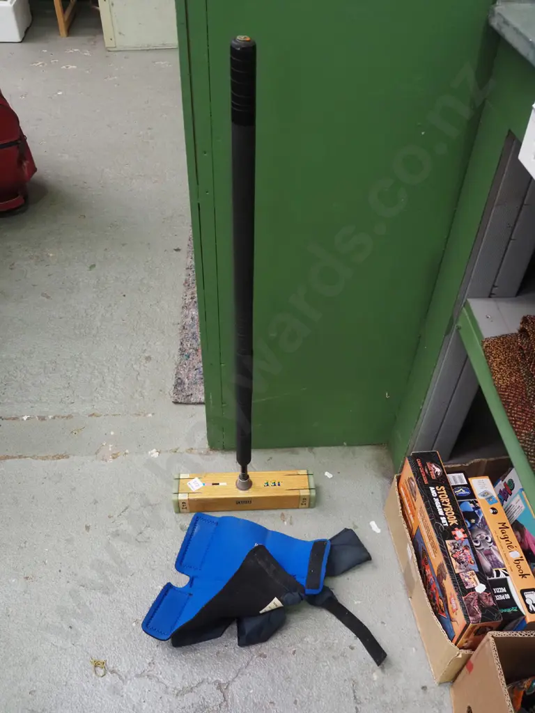 croquet mallet and bag Image 1++