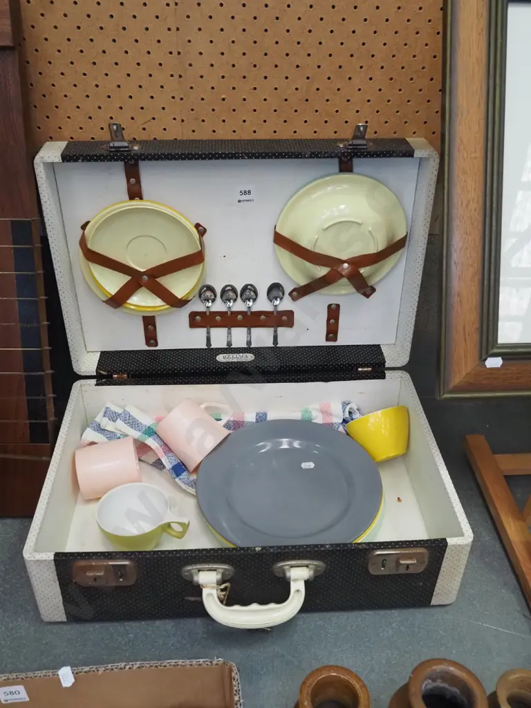 retro picnic hamper Image 1++