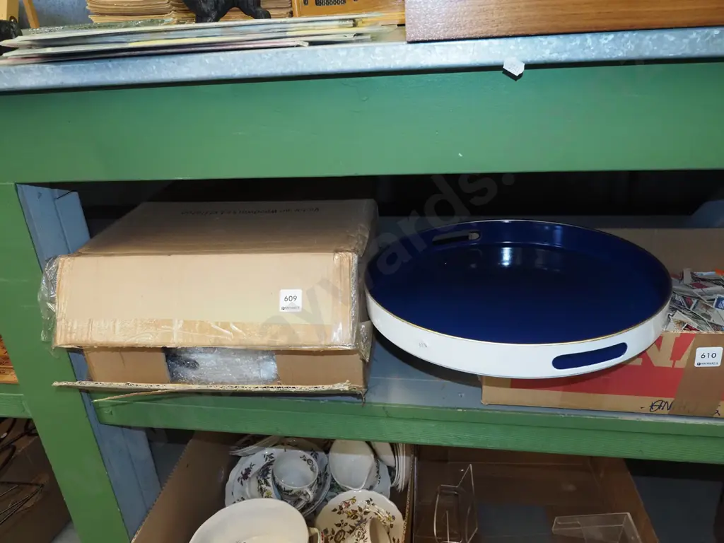 box; 4 blue and white circular plastic trays Image 1++
