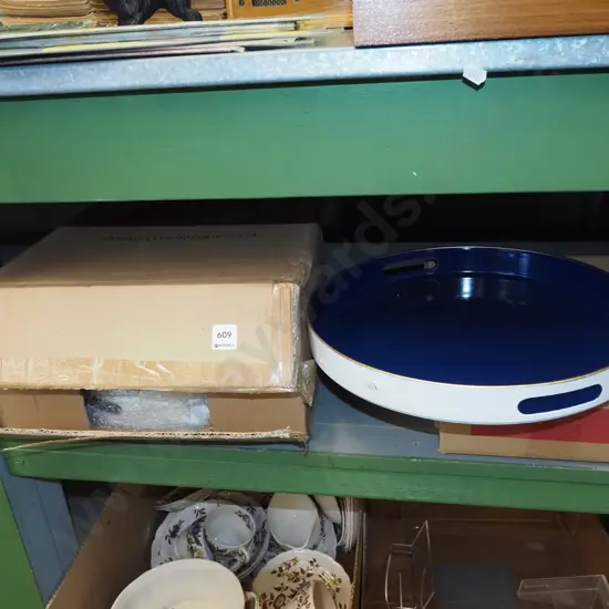 box; 4 blue and white circular plastic trays