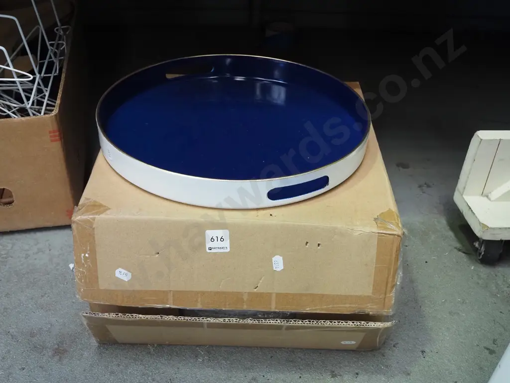 box; 4 blue and white circular plastic trays Image 1++