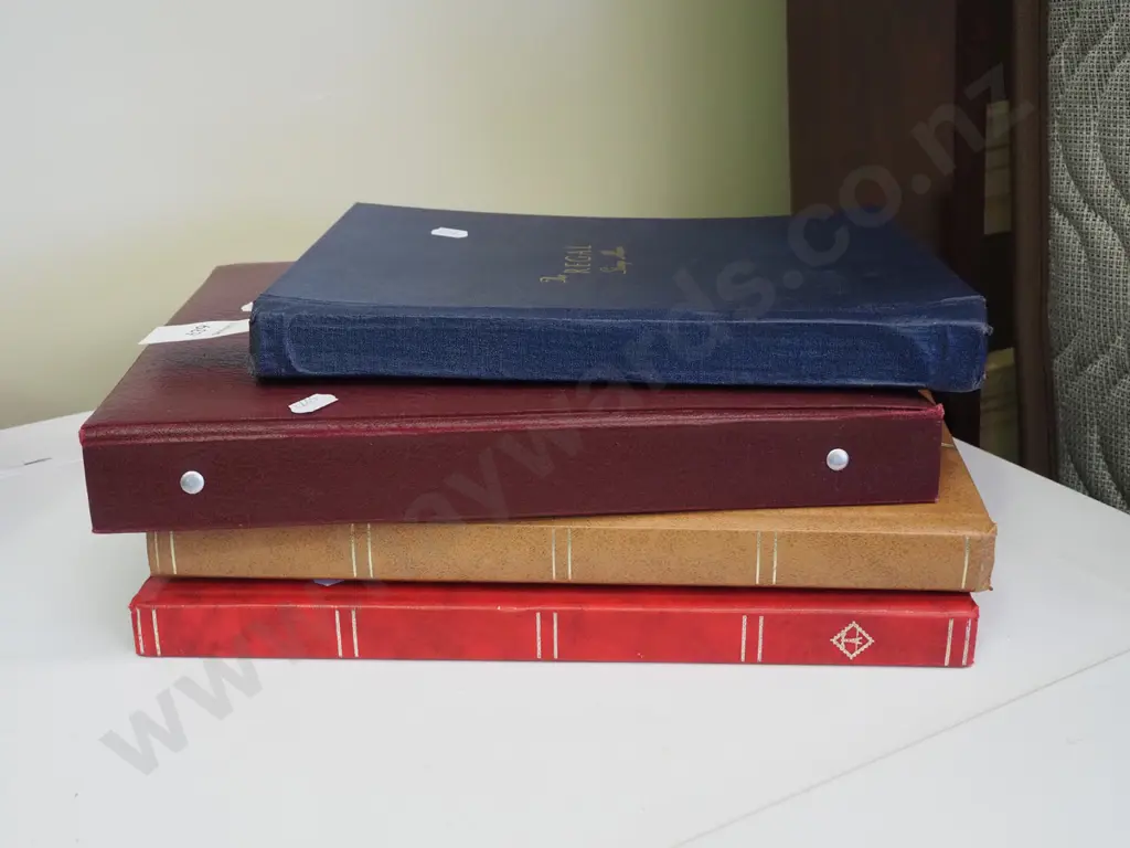 4x stamp albums Image 1++