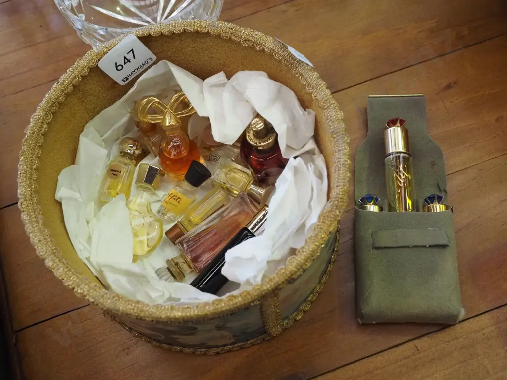 box; perfume samplers Image 1++