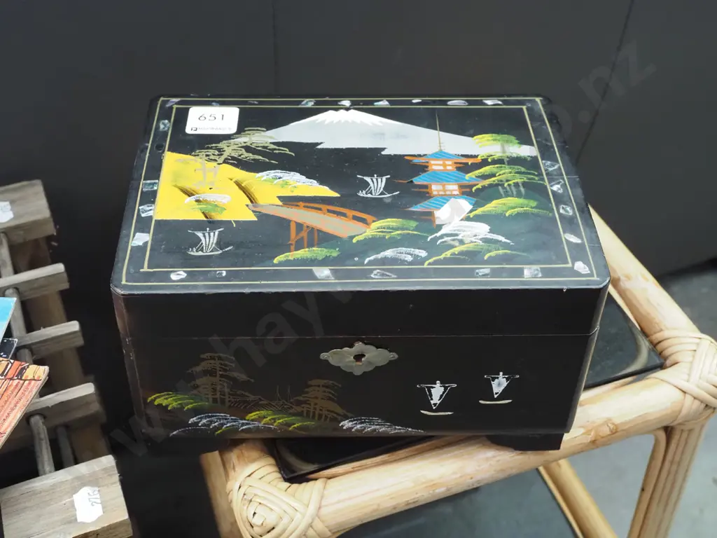 Japanese lacquer jewellery box - needs attention Image 1++