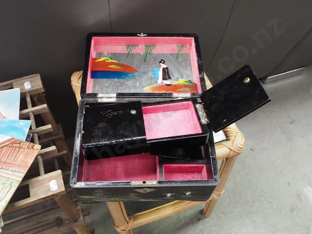 Japanese lacquer jewellery box - needs attention Image 1++