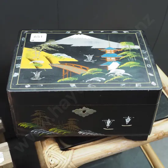 Japanese lacquer jewellery box - needs attention