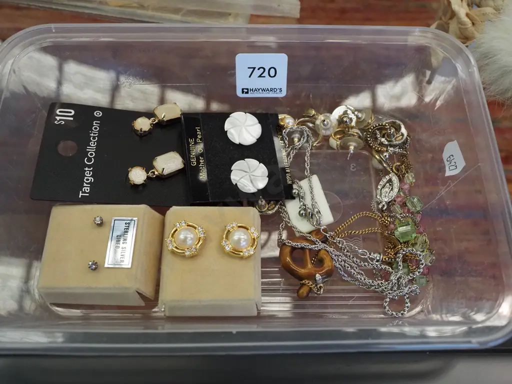 tray of costume jewellery Image 1++