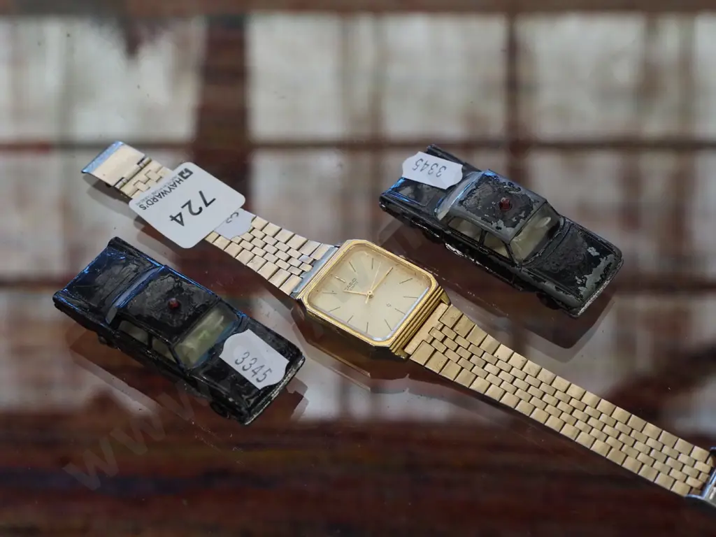 Casio wristwatch, 2 vehicles Image 1++