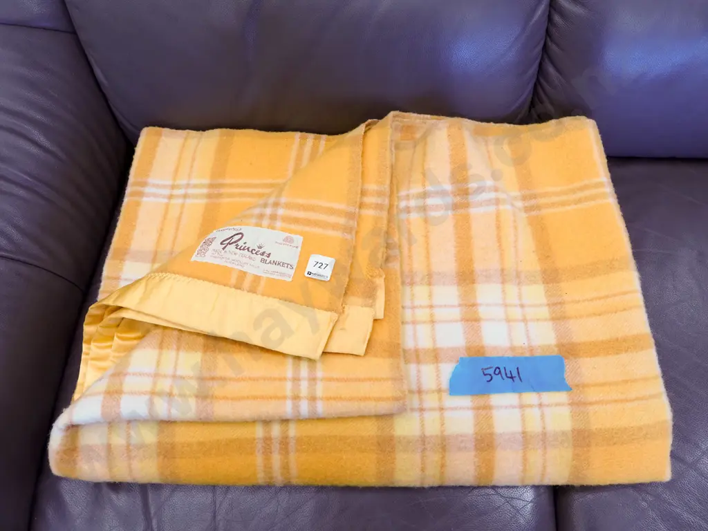 Onehunga Princess checked woollen blanket Image 1++