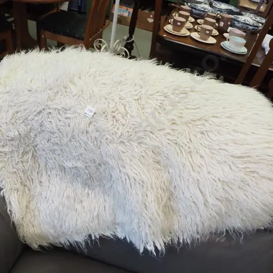 white woollen flotaki rug