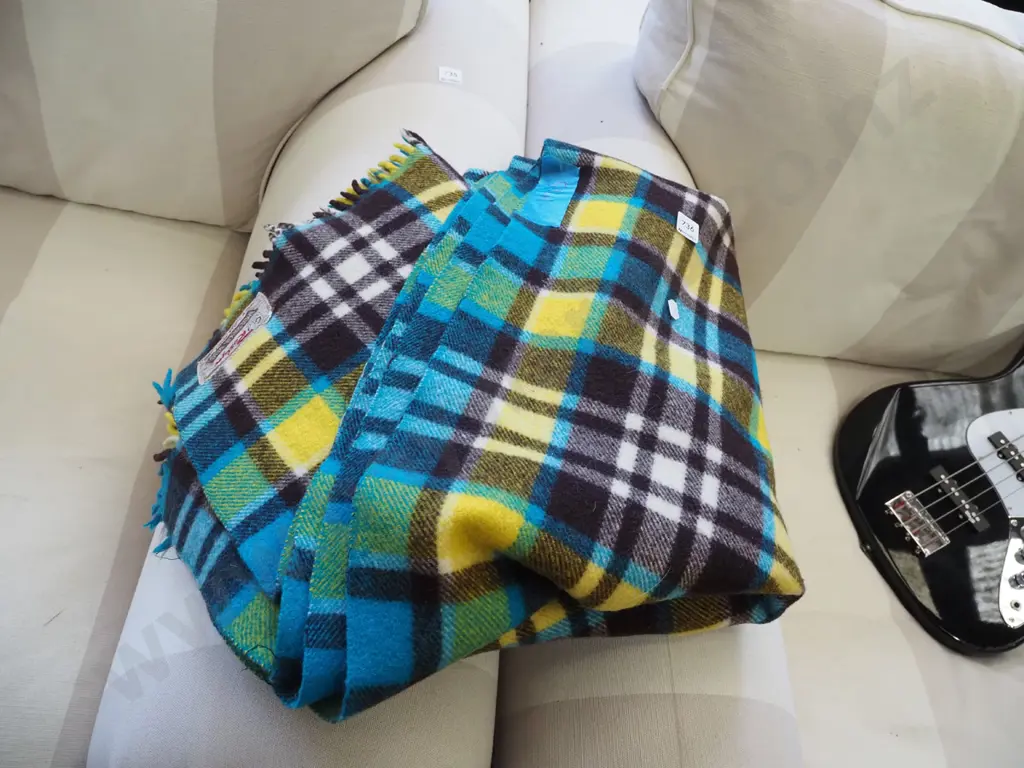 checked travel rug Image 1++