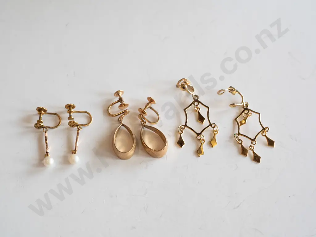 3x pairs of gold plated clip on earrings Image 1++