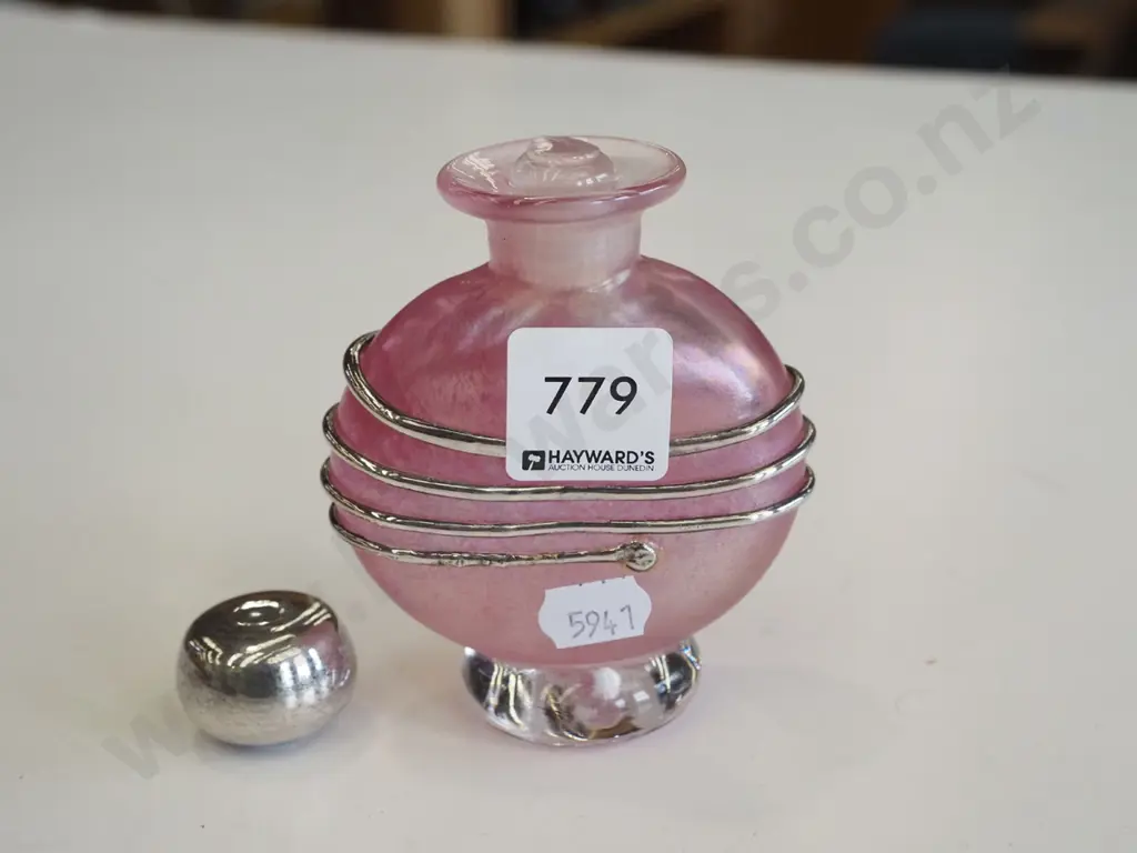 scent bottle (lid is broken) Image 1++