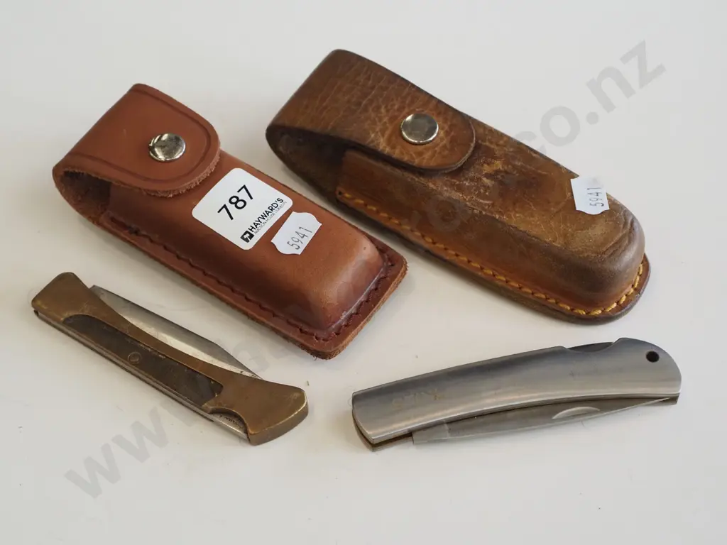 2x pocket knives with leather holders Image 1++