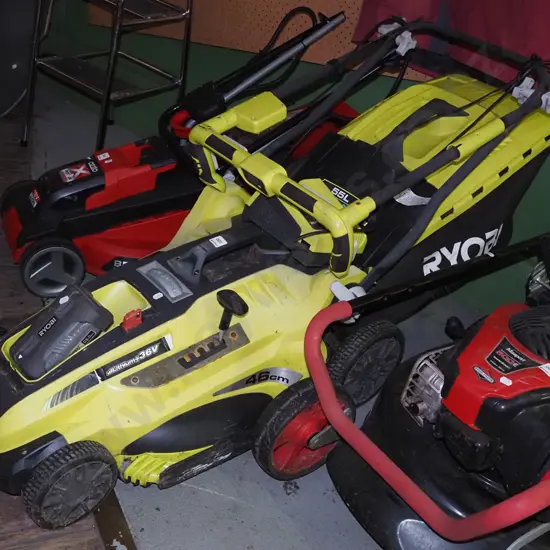 Ryobi battery powered lawn mower with 1 battery and charger