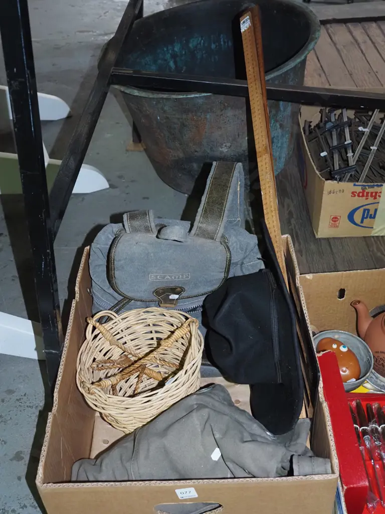 box; advertising rules, backpacks, felt hat etc Image 1++