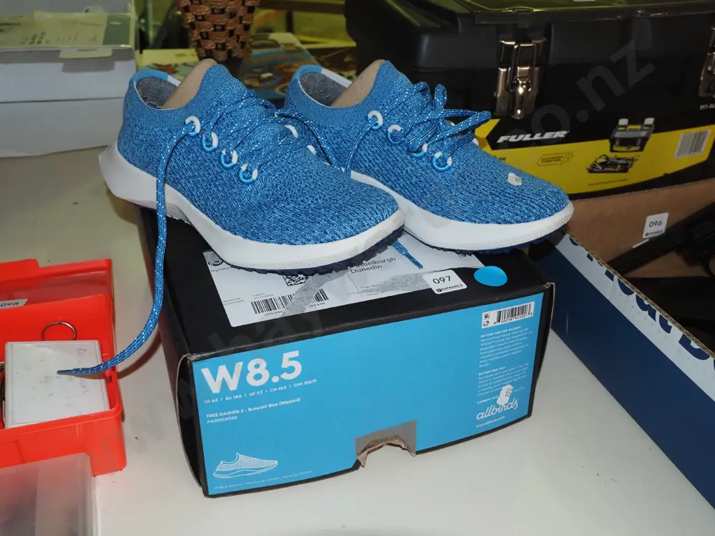 pair of size women 8.5 Allbird sneakers Image 1++