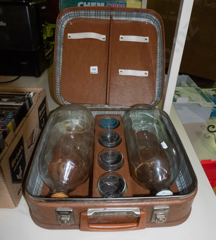 2x flagons and 4 glasses in suitcase Image 1++