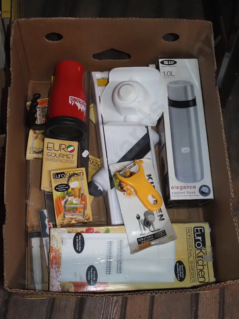 box; mandolin, vege peelers, thermos etc Image 1++