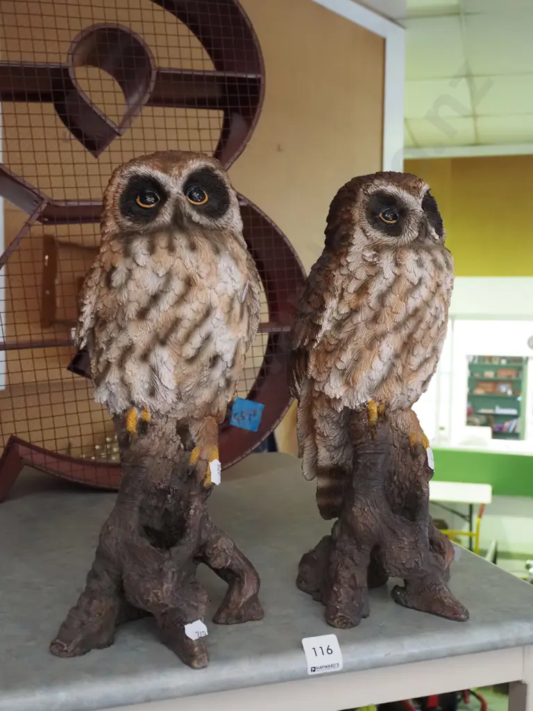 2x composite owl figurines H330 Image 1++