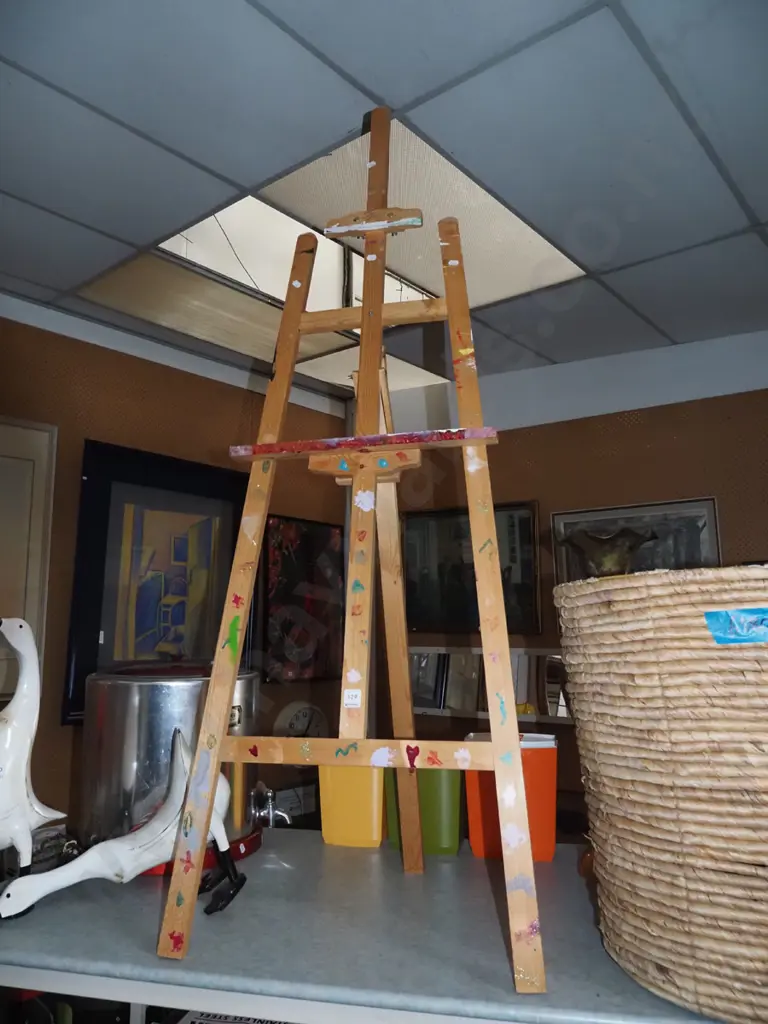 wooden artist easel Image 1++