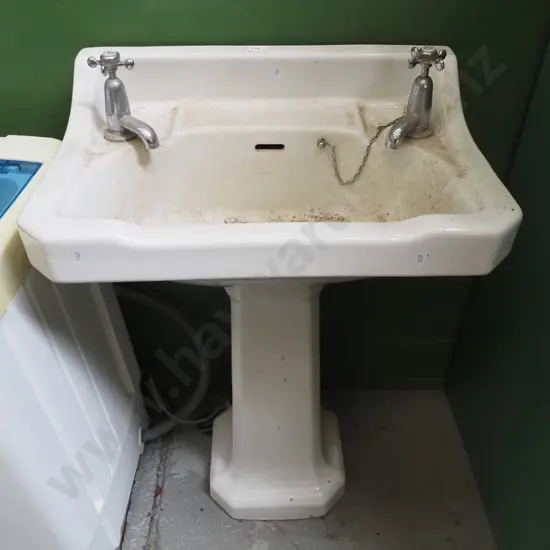 ceramic pedestal sink H820 W550 D410