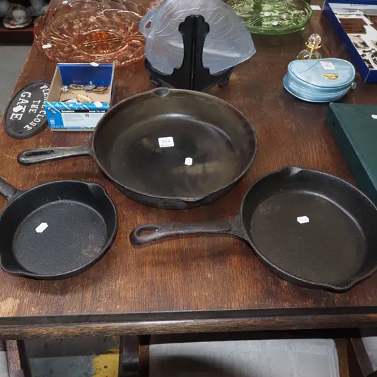 3x cast iron frying pans