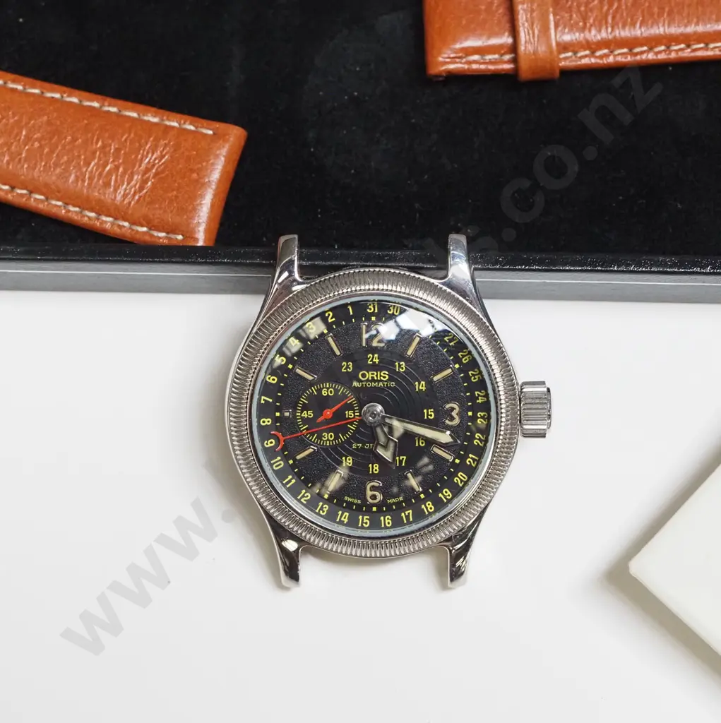 cased wristwatch Image 1++