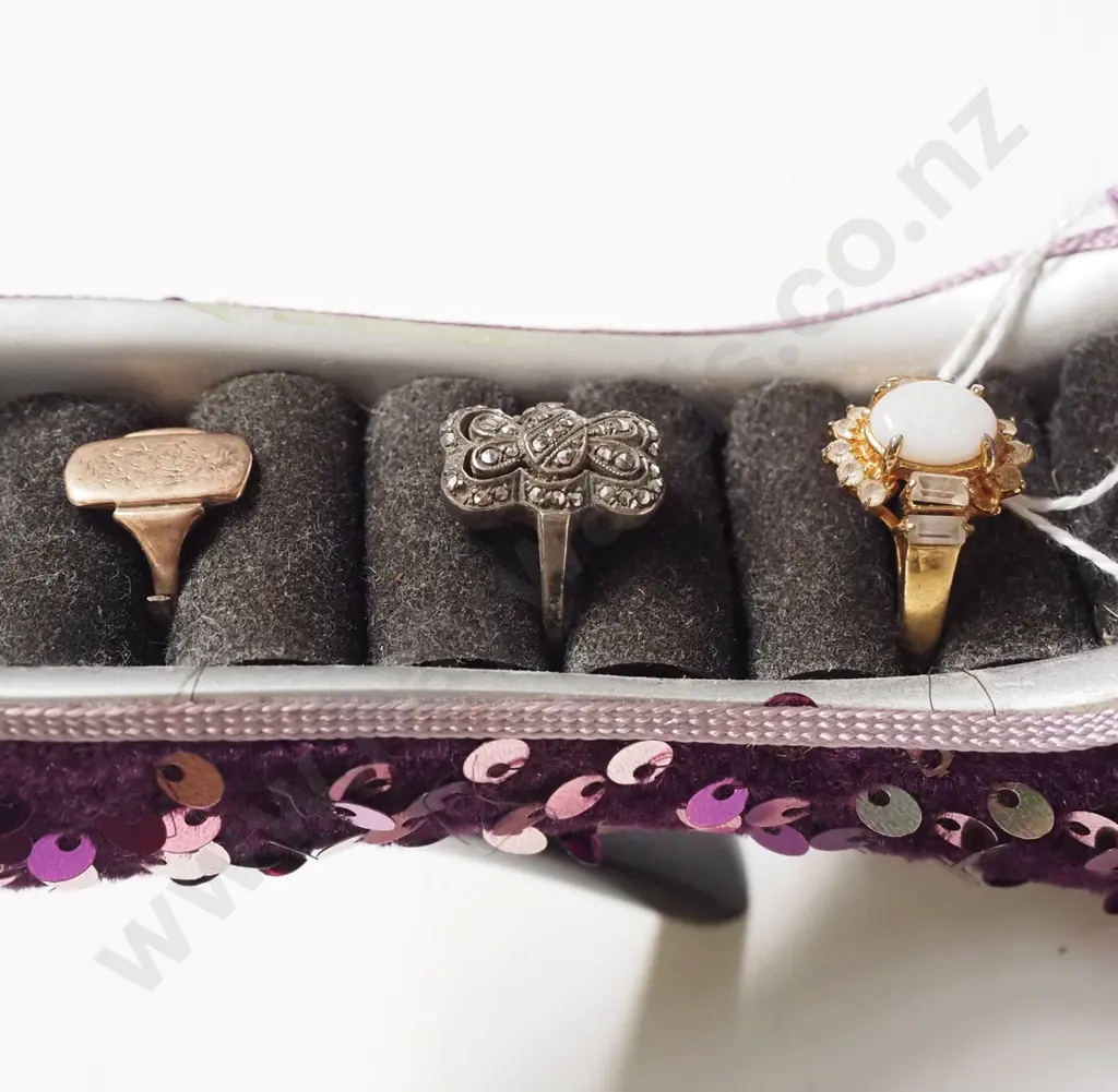 shoe stand - small broken 9ct ring, 2 other rings Image 1++