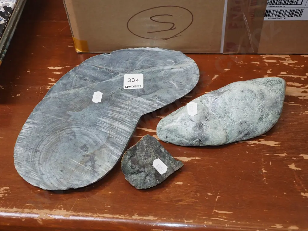 3x pieces of green stone Image 1++