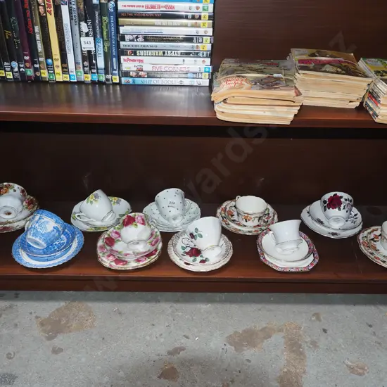 shelf; 10x trios, honey pot