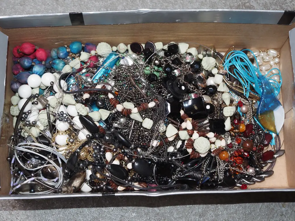 box of costume jewellery Image 1++