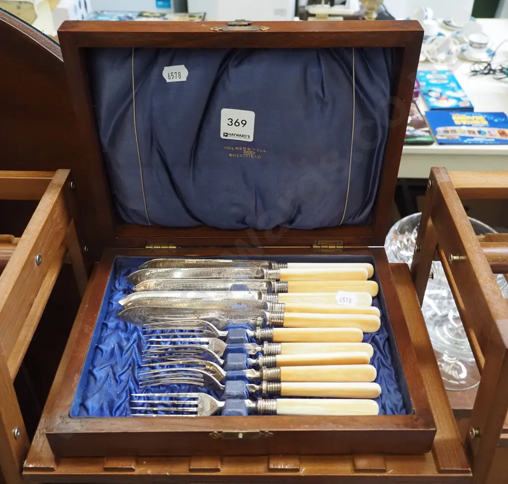 wood cased bone handled fish set - some discolouration Image 1++