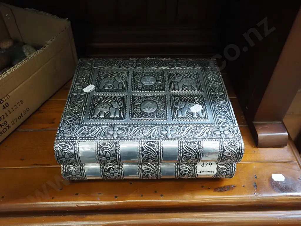 pressed metal decorated jewellery box Image 1++