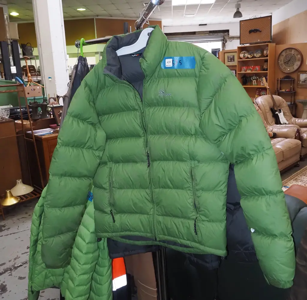 Macpac size large green puffer jacket Image 1++
