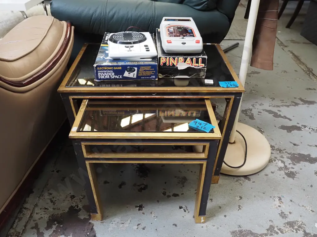 nest of 2 mirror top tables - some scratches Image 1++