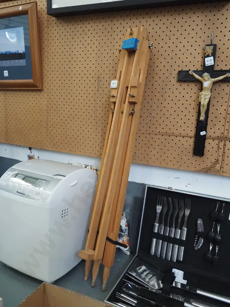 artists easel Image 1++