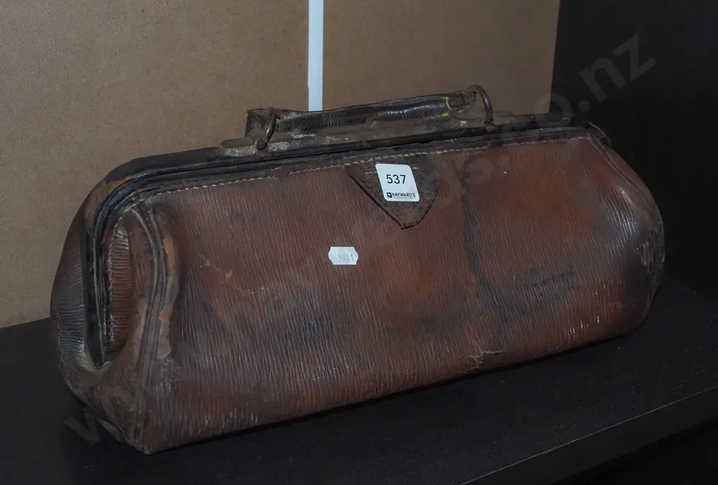 vintage doctor bag Image 1++