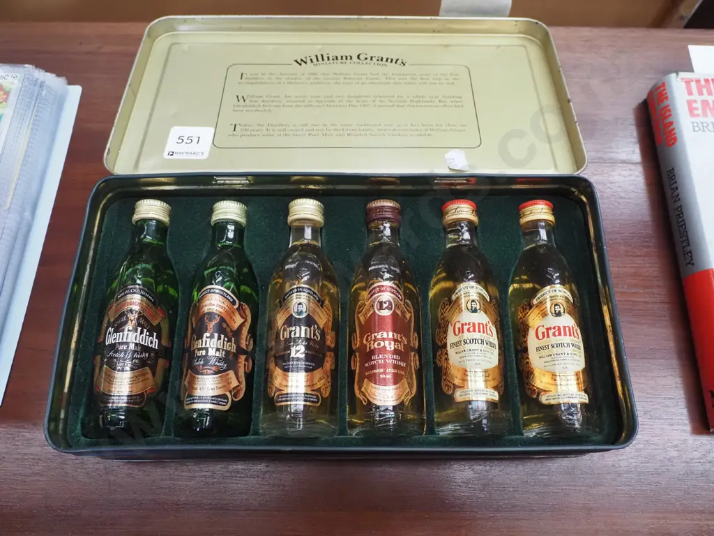 presentation case of whisky miniatures Image 1++